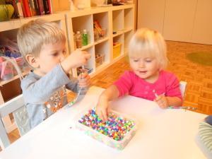 Novoletni okraski iz kosmatih žičk in perlic