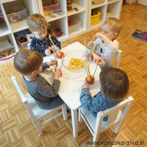 Natikanje makaronov na slamice