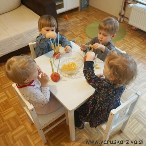 Natikanje makaronov na slamice