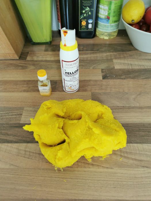 Domači limonin plastelin