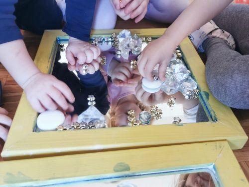 Ogledalo in drobni delci