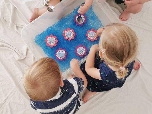 Igra z zamrznjenimi vodnimi perlicami